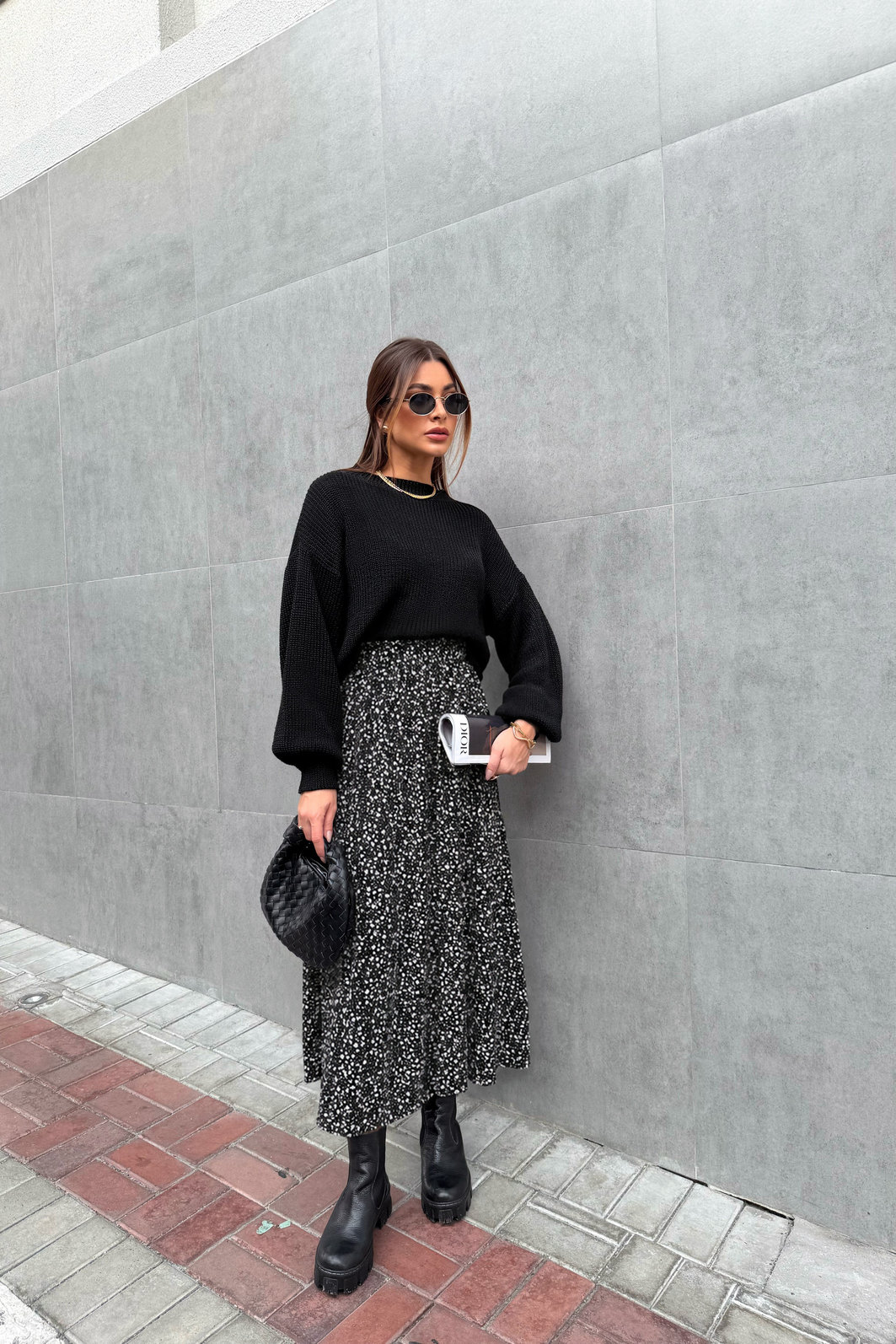saia midi em viscose com estampa floral liberty, caimento fluido, cintura com elástico e modelagem confortável, ideal para looks casuais e modernos