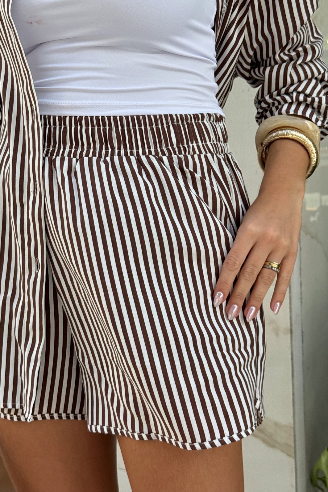 SHORTS LISTRADO MARESIA MARROM