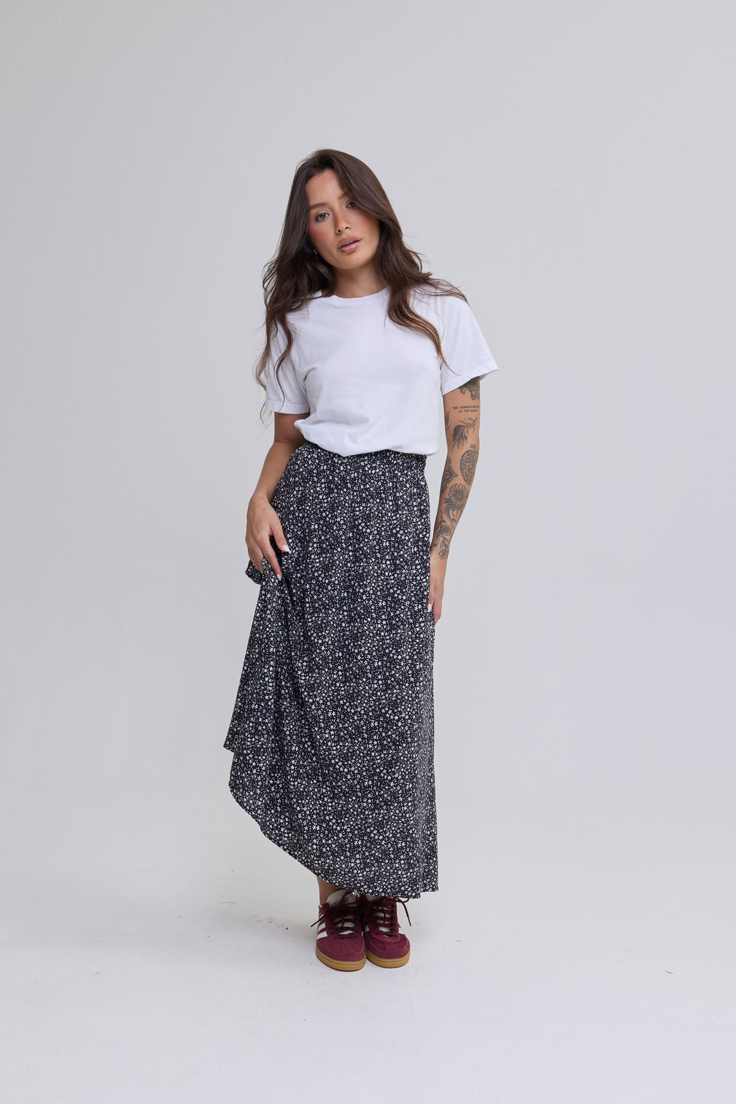 saia midi em viscose com estampa floral liberty, caimento fluido, cintura com elástico e modelagem confortável, ideal para looks casuais e modernos