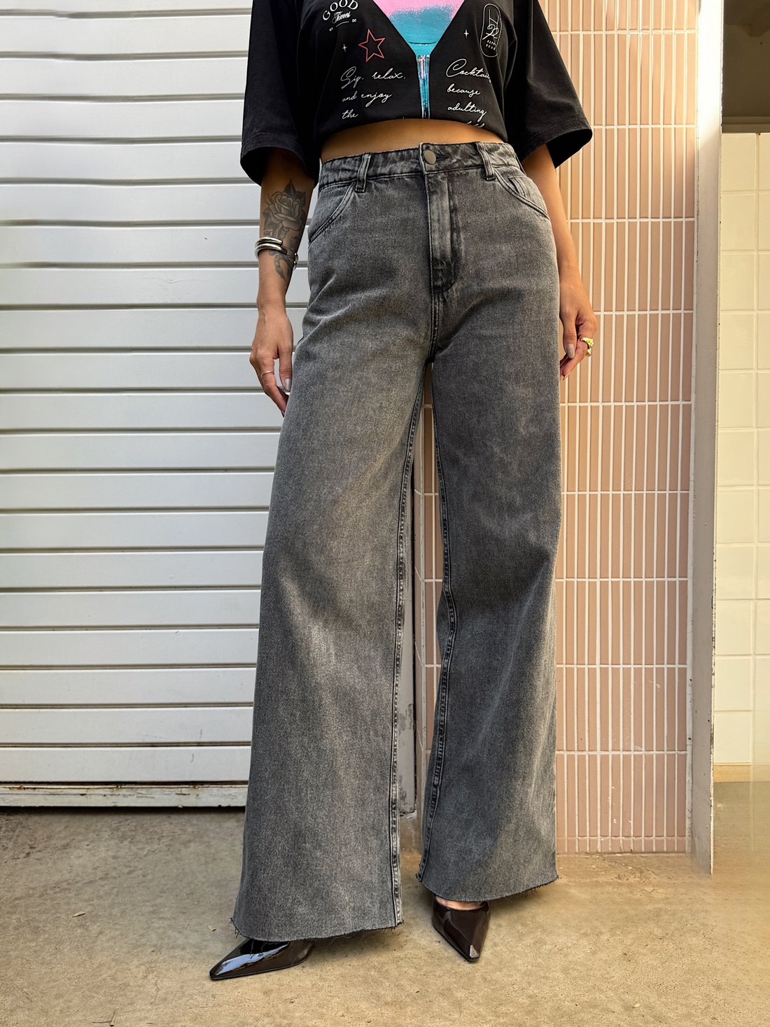 CALÇA JEANS WIDE LEG HAILEY PRETA MARMORIZADA