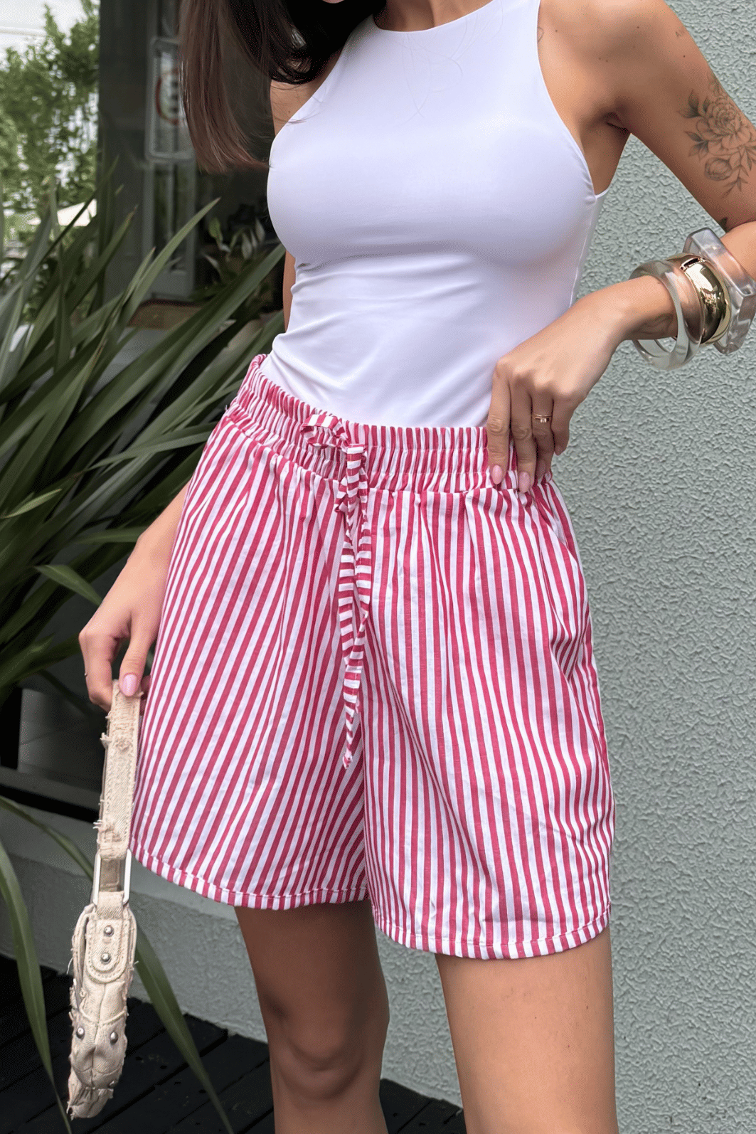 SHORTS FRESH COM BOLSO LISTRADO VERMELHO