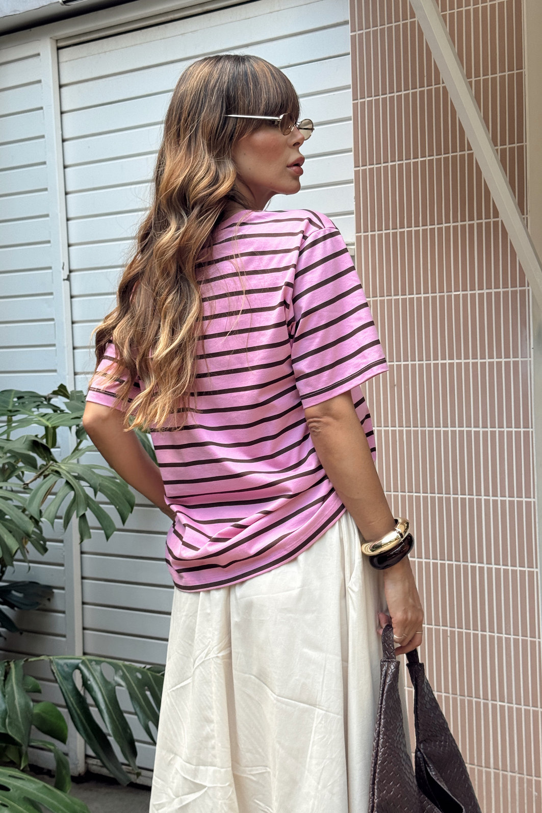 T-SHIRT TRADICIONAL LISTRADA MARROM ROSA