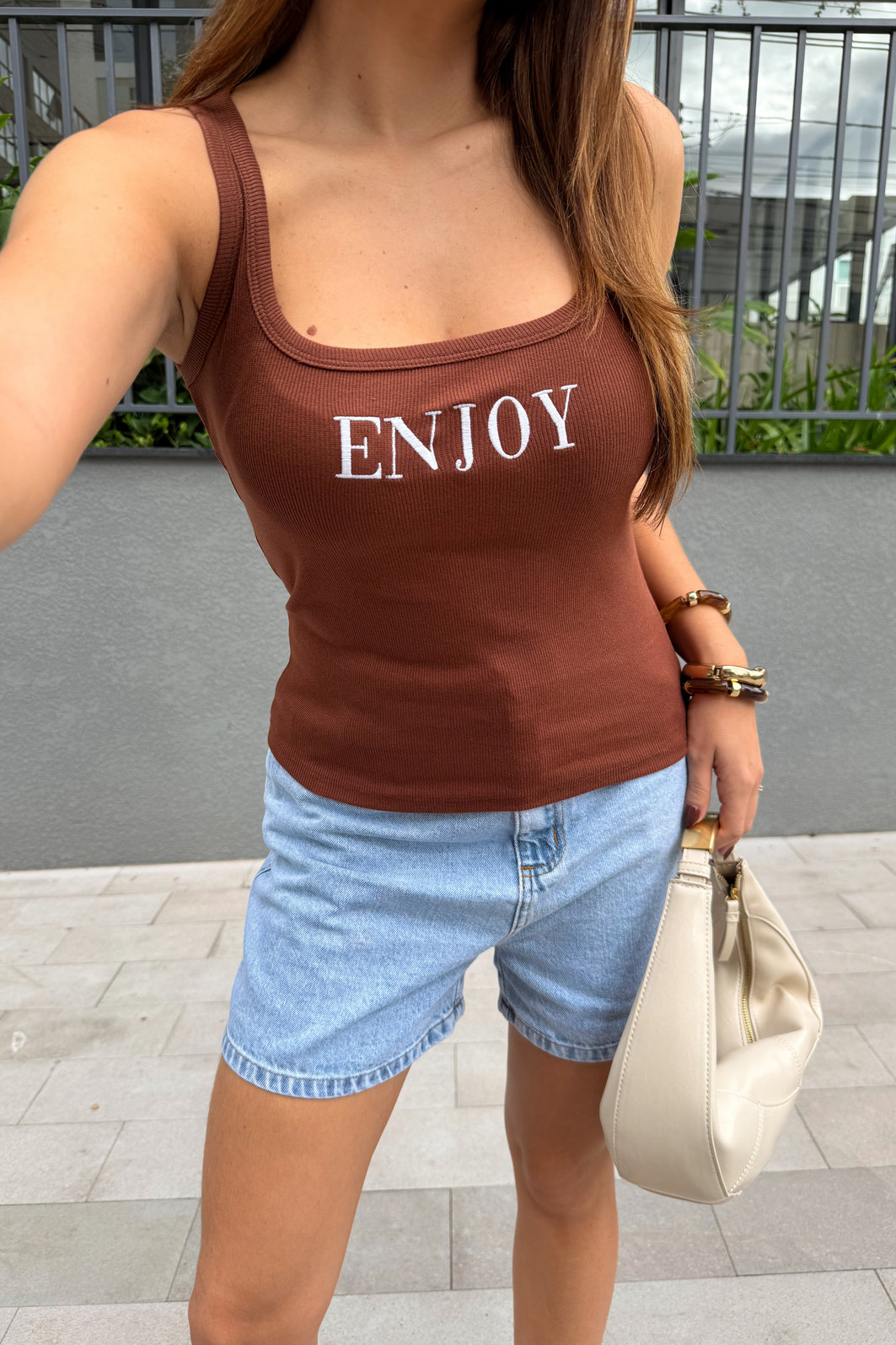 REGATA CAROL BORDADA ENJOY MARROM