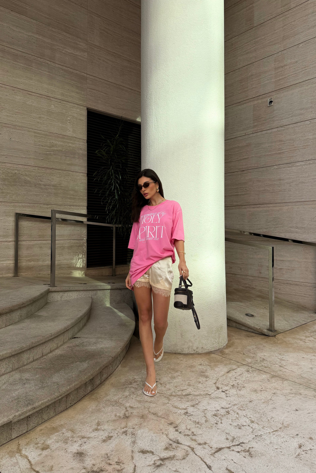 T-SHIRT OVERSIZED HOLY SPIRIT (COM APLIQUE) ROSA CREAM