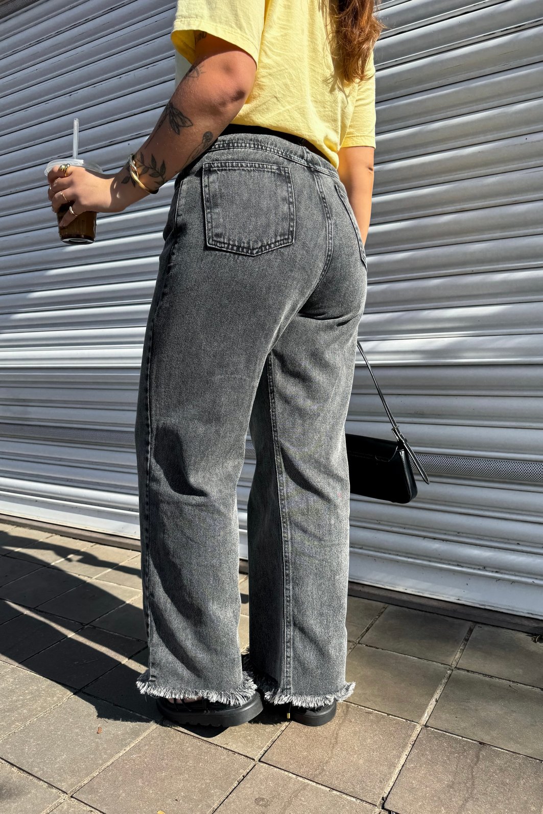 CALÇA JEANS LEONA PRETA MARMORIZADA