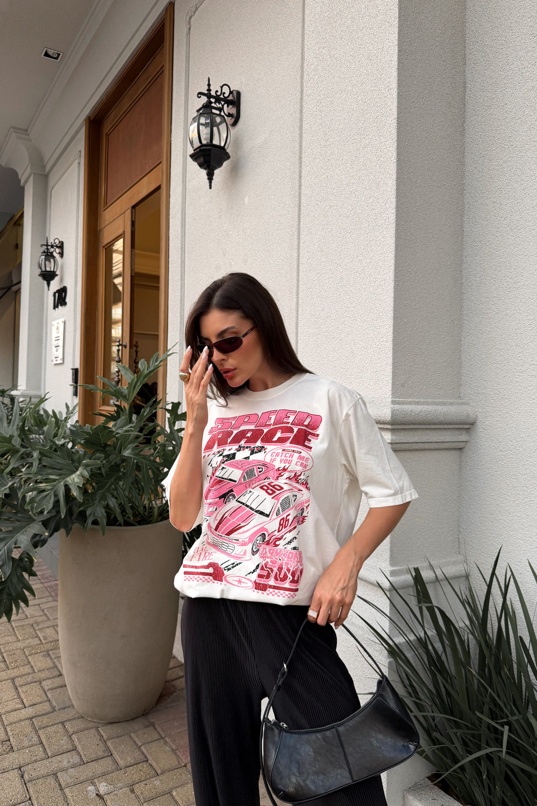t shirt feminina oversized off white com estampa corrida em rosa e detalhe em glitter, modelagem ampla e caimento solto, camiseta de algodão moderna e confortável