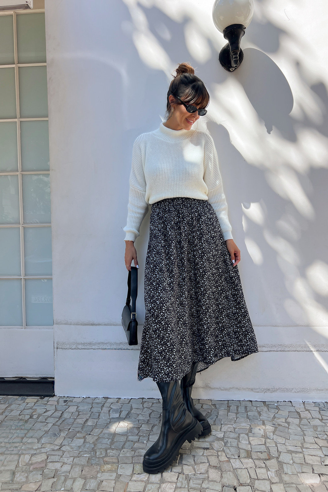 saia midi em viscose com estampa floral liberty, caimento fluido, cintura com elástico e modelagem confortável, ideal para looks casuais e modernos