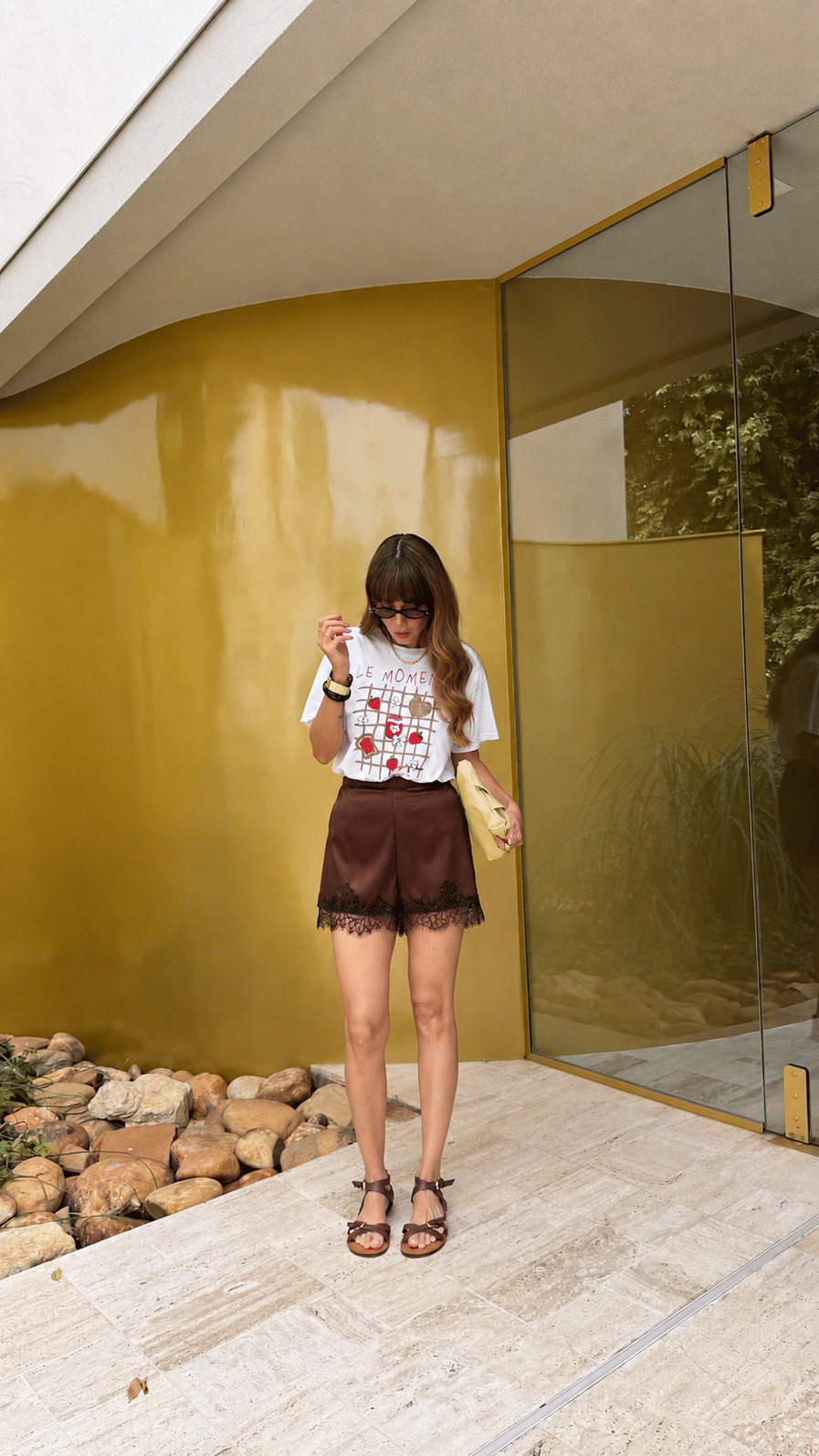 SHORTS DE CETIM COM BARRA DE RENDA HELOISA MARROM