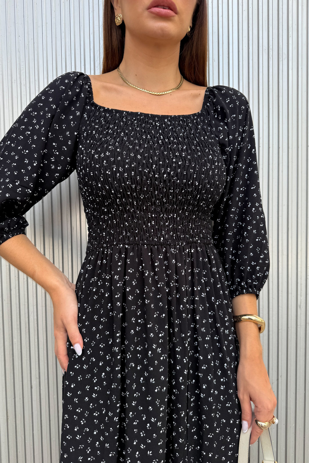 vestido midi preto em viscose com estampa micro floral delicada, busto com lastex, mangas ajustáveis e fenda lateral, caimento leve e fluido