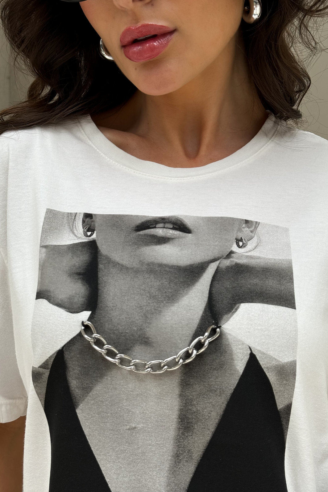 T-SHIRT ESTONADA COLAR MODEL (COM APLICAÇÃO CORRENTE) OFF WHITE