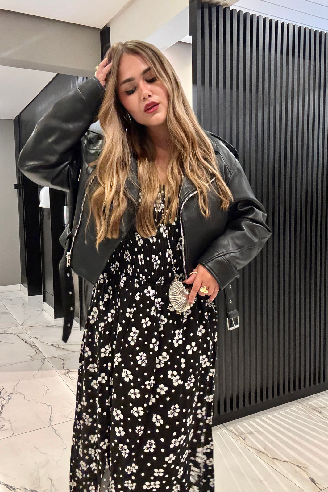 vestido midi preto em viscolinho com estampa floral delicada estilo margaridas, busto com lastex, mangas ajustáveis e fenda lateral, caimento leve e fluido