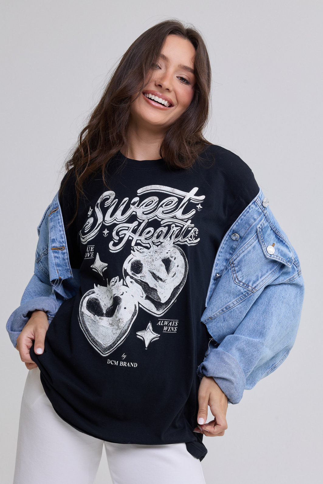 T-SHIRT OVERSIZED SWEET HEARTS (COM FOIL) PRETA