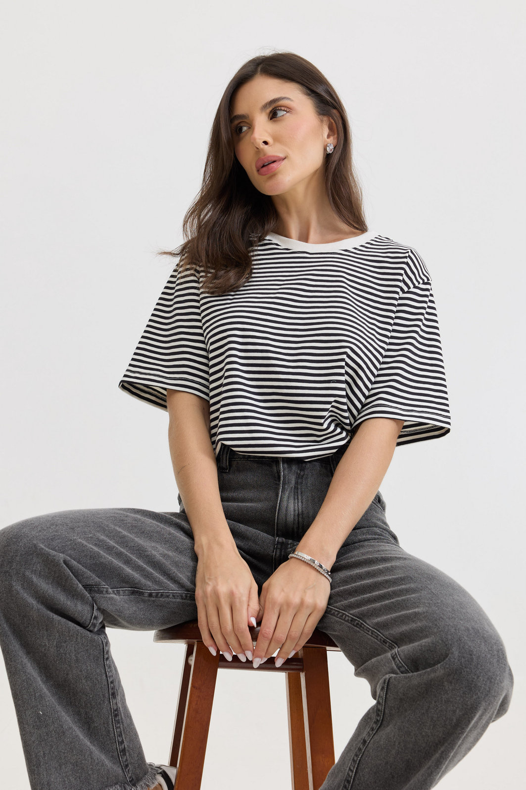 t shirt feminina listrada preta em algodão premium, modelagem soltinha, manga curta e caimento confortável para uso diário