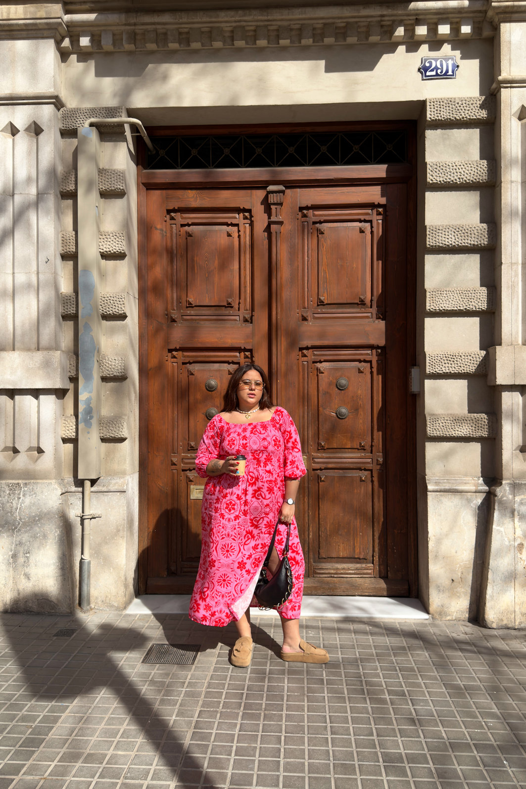 vestido midi rosa em viscolinho com estampa de arabescos florais, busto com lastex, mangas ajustáveis e fenda lateral, caimento leve e fluido