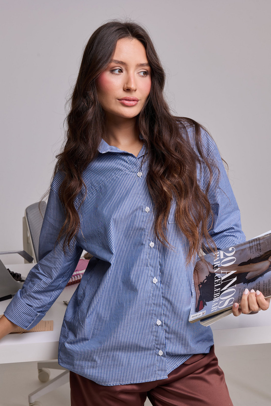 CAMISA EM TRICOLINE LISTRADA COM BOTÕES E BOLSO BRUNA AZUL