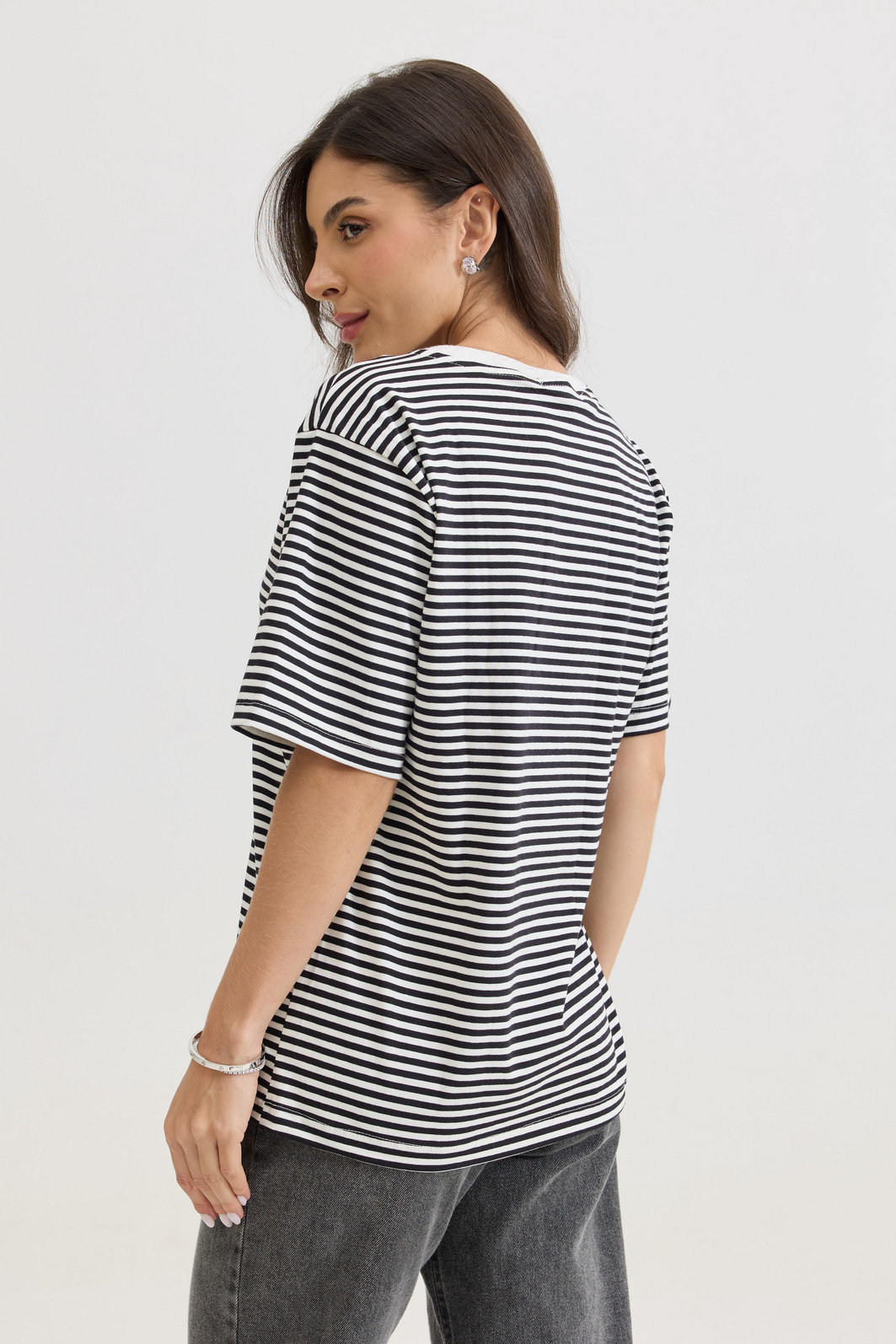 t shirt feminina listrada preta em algodão premium, modelagem soltinha, manga curta e caimento confortável para uso diário