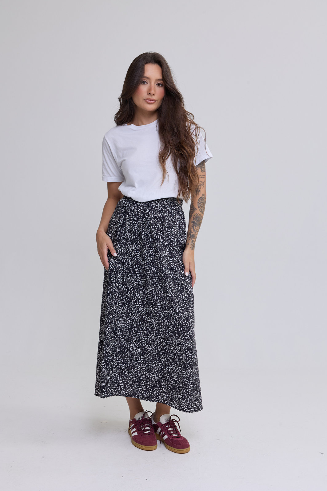 saia midi em viscose com estampa floral liberty, caimento fluido, cintura com elástico e modelagem confortável, ideal para looks casuais e modernos