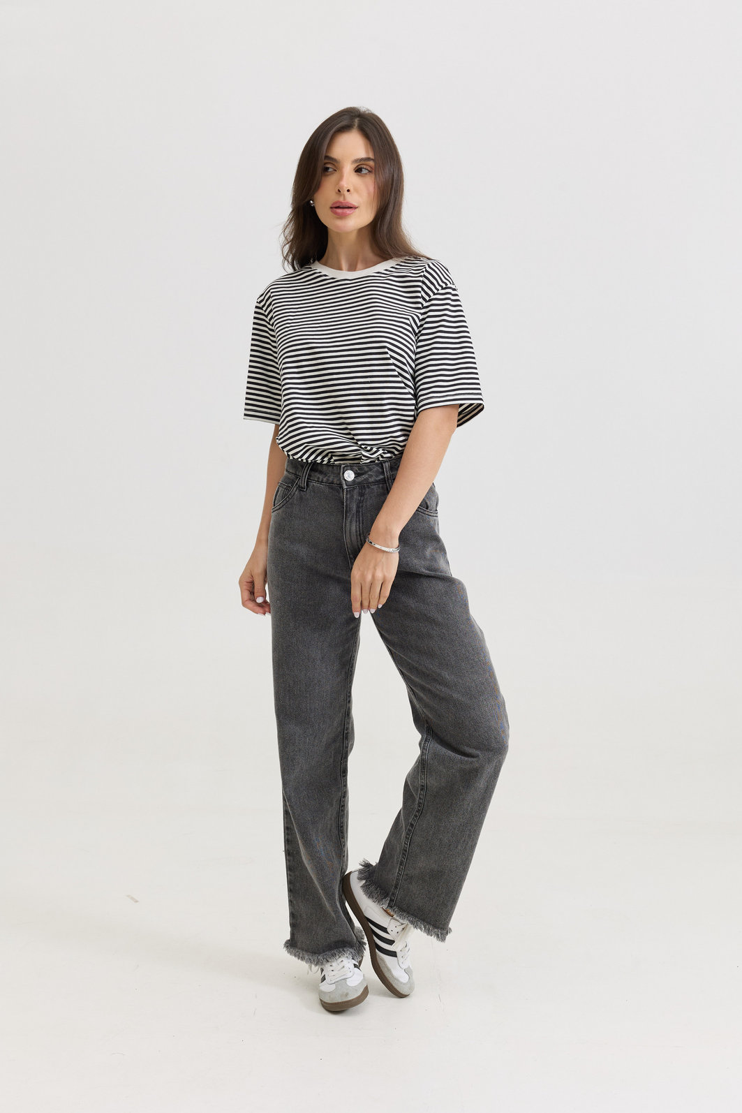 t shirt feminina listrada preta em algodão premium, modelagem soltinha, manga curta e caimento confortável para uso diário