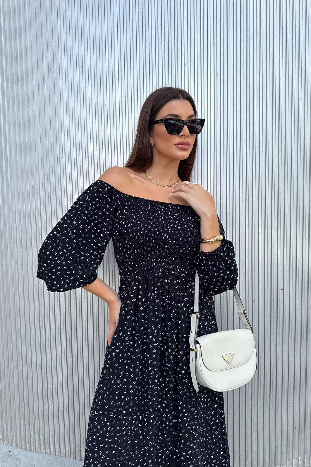 vestido midi preto em viscose com estampa micro floral delicada, busto com lastex, mangas ajustáveis e fenda lateral, caimento leve e fluido
