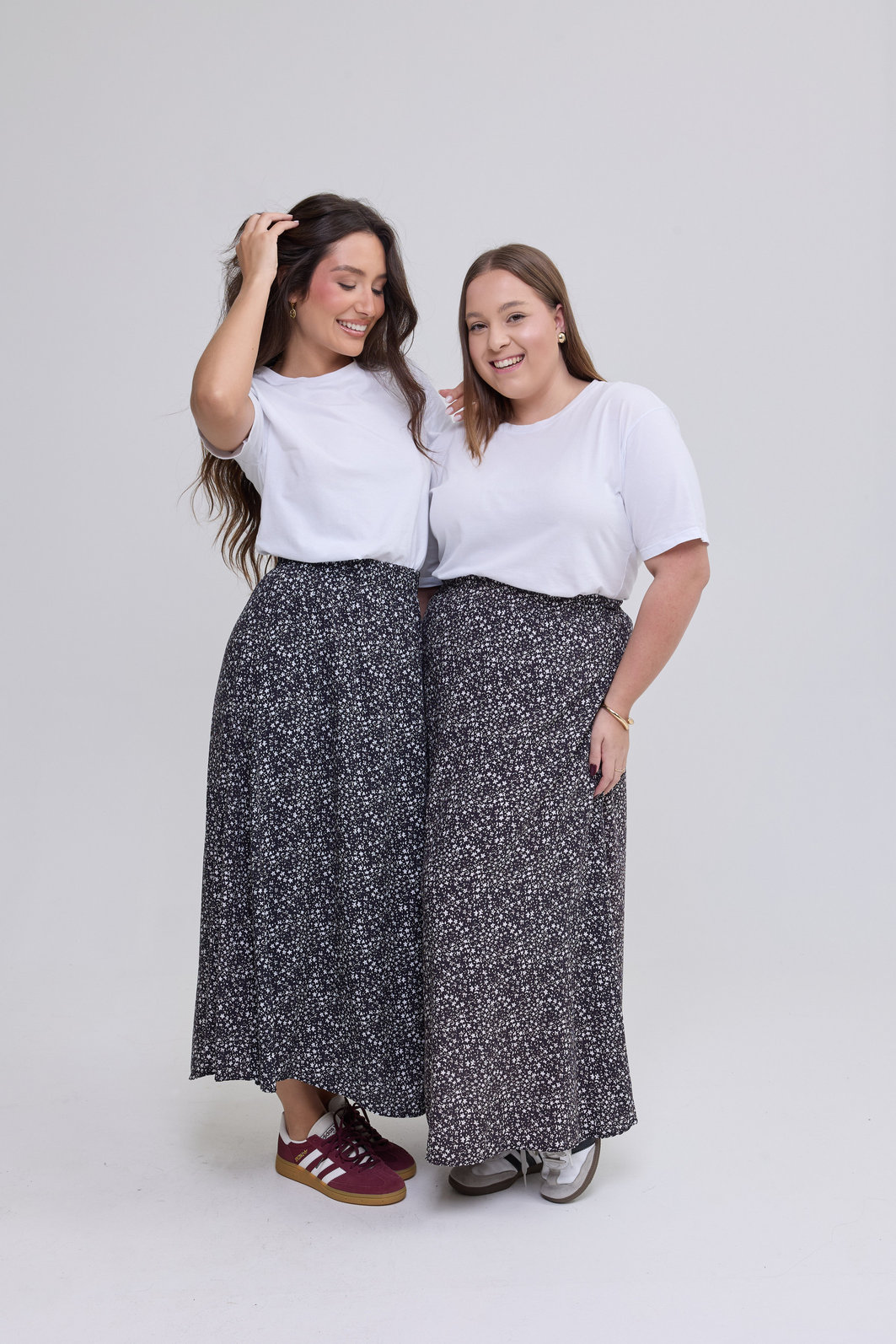 saia midi em viscose com estampa floral liberty, caimento fluido, cintura com elástico e modelagem confortável, ideal para looks casuais e modernos