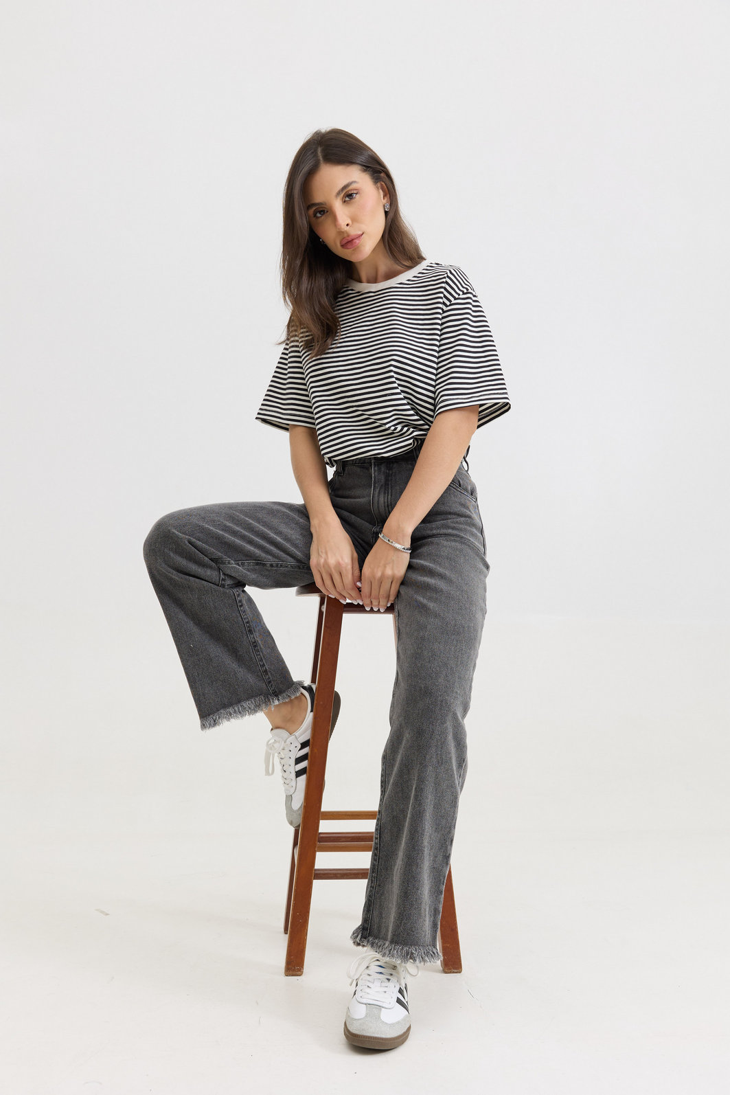 t shirt feminina listrada preta em algodão premium, modelagem soltinha, manga curta e caimento confortável para uso diário