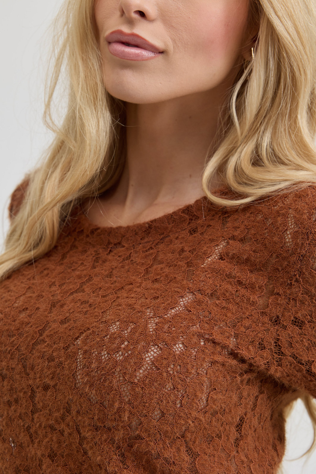 BLUSA MANGA LONGA DE RENDA LOREN MARROM