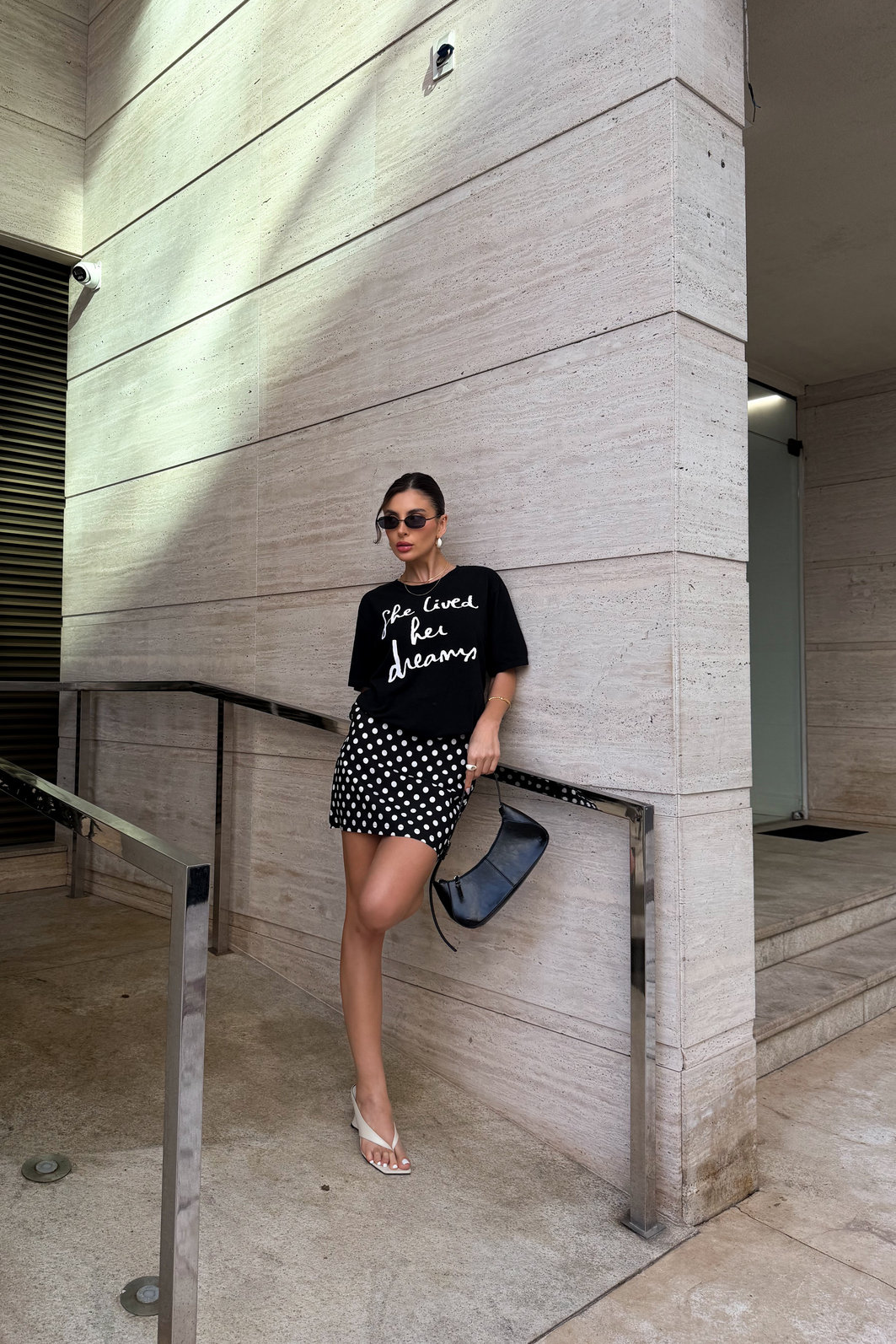 SHORTS SAIA COM BOLSOS ZÍPER INVISÍVEL MARBELLA ESTAMPADO - COR POA PRETO