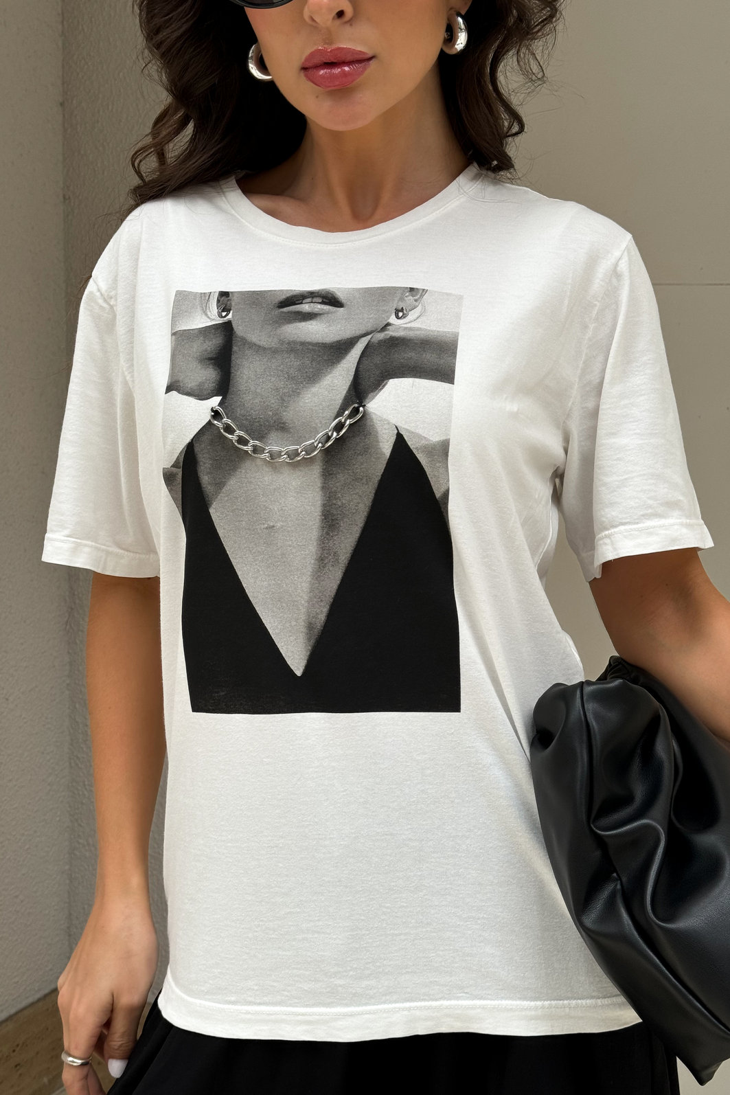 T-SHIRT ESTONADA COLAR MODEL (COM APLICAÇÃO CORRENTE) OFF WHITE