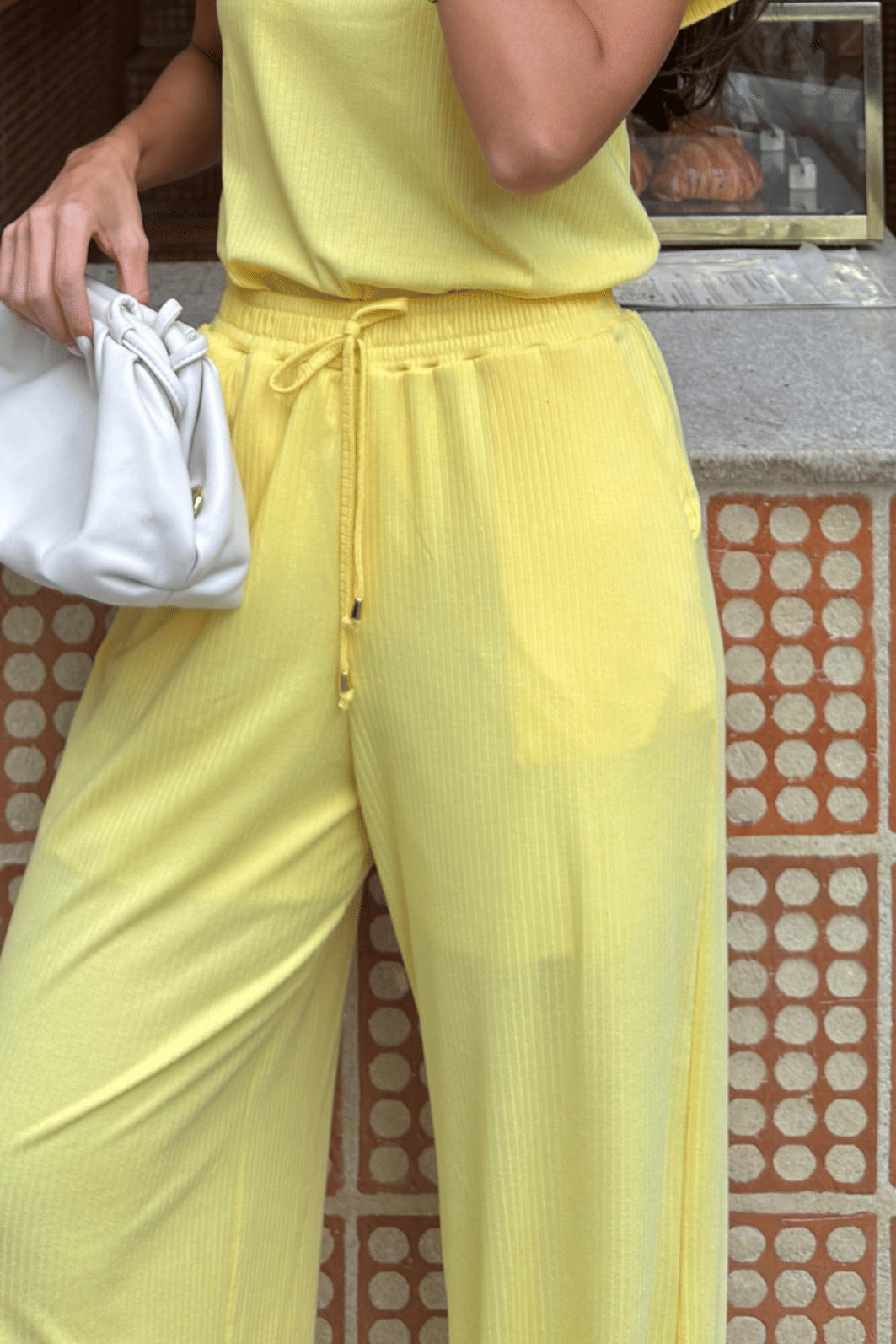 CALÇA PANTALONA CANELADA AMANDA COM FORRO AMARELO MANTEIGA