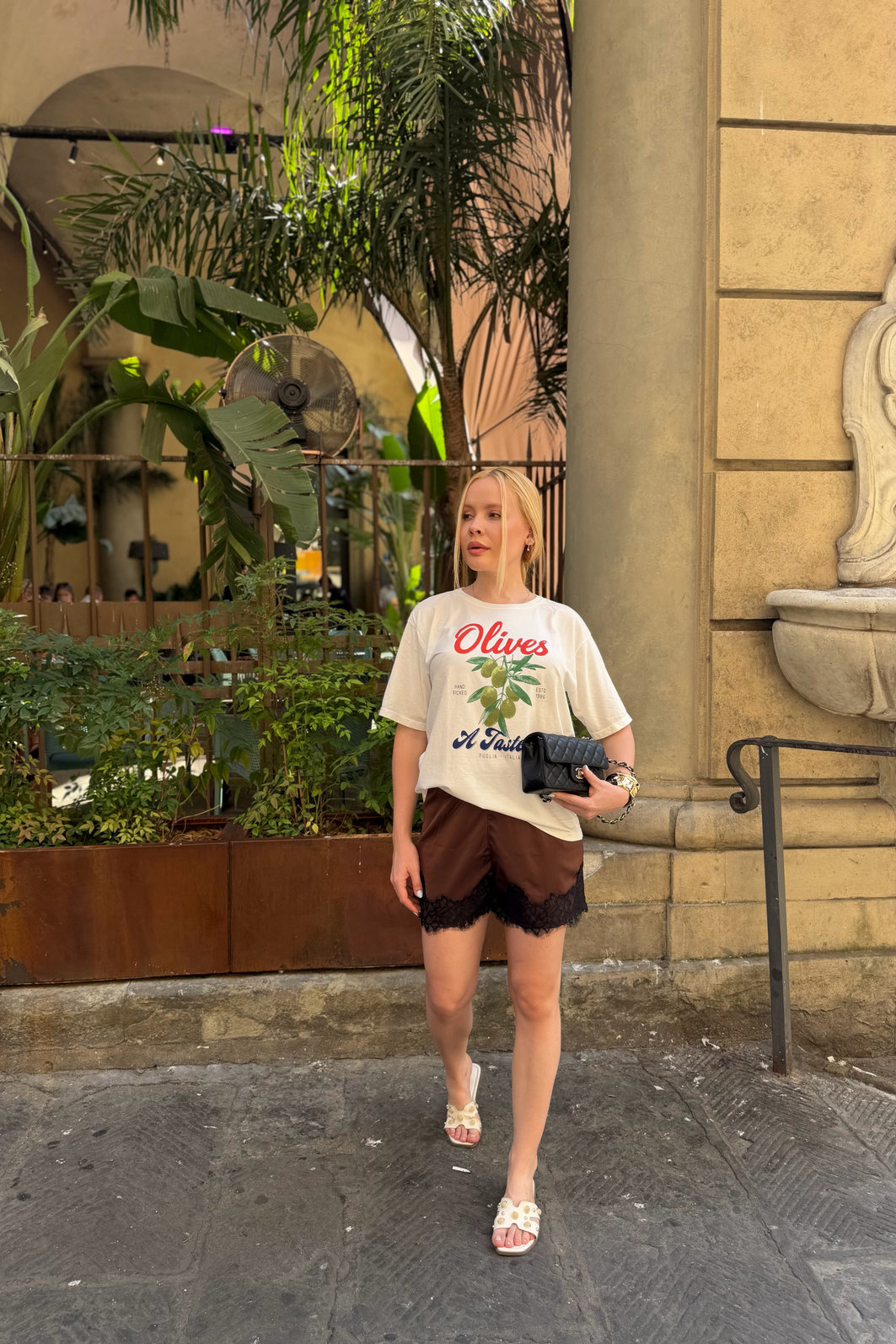 SHORTS DE CETIM COM BARRA DE RENDA HELOISA MARROM