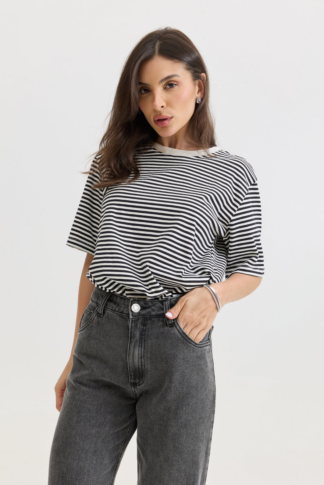 t shirt feminina listrada preta em algodão premium, modelagem soltinha, manga curta e caimento confortável para uso diário