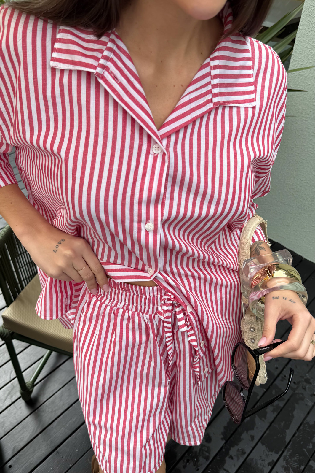 CONJUNTO SHORTS E CAMISA FRESH LISTRADO VERMELHO