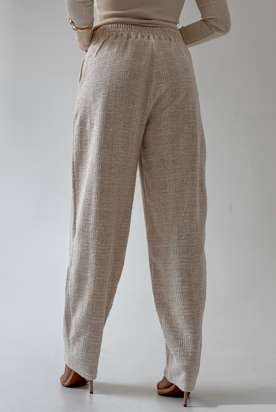 CALÇA BALLOON EM TWEED MALENA LANÇA PERFUME CALÇA BALLOON EM TWEED MALENA LANÇA PERFUME