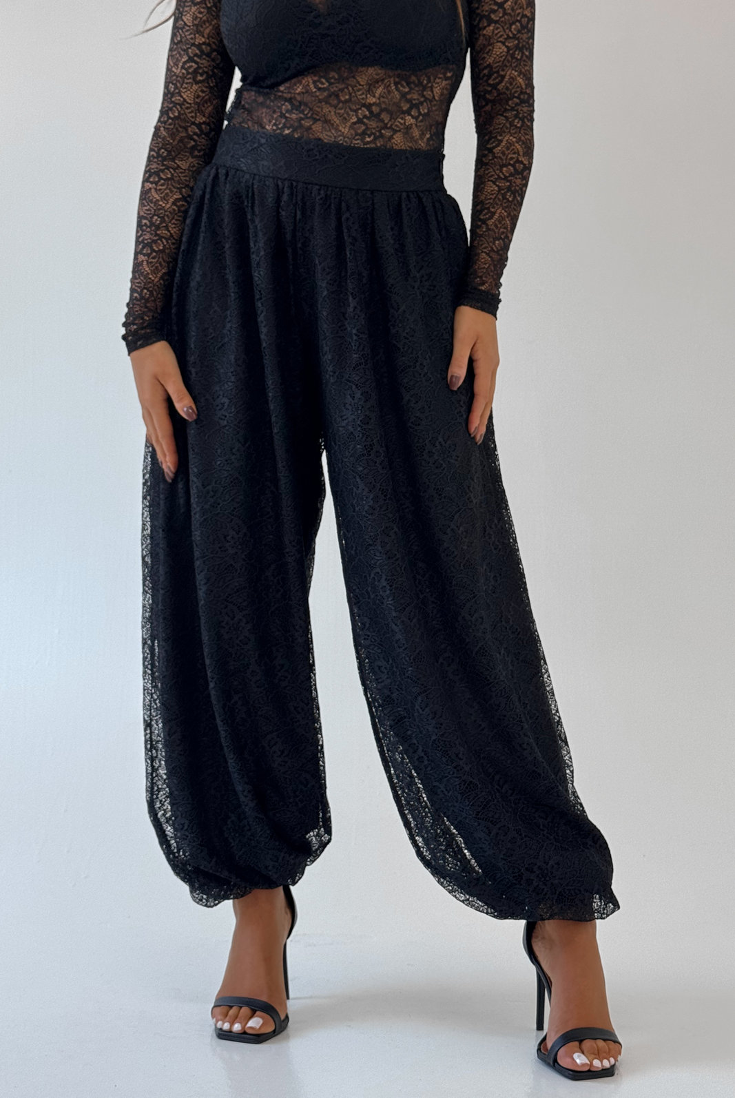 CALÇA BALLON EM RENDA KENDRA MYFT CALÇA BALLON EM RENDA KENDRA MYFT