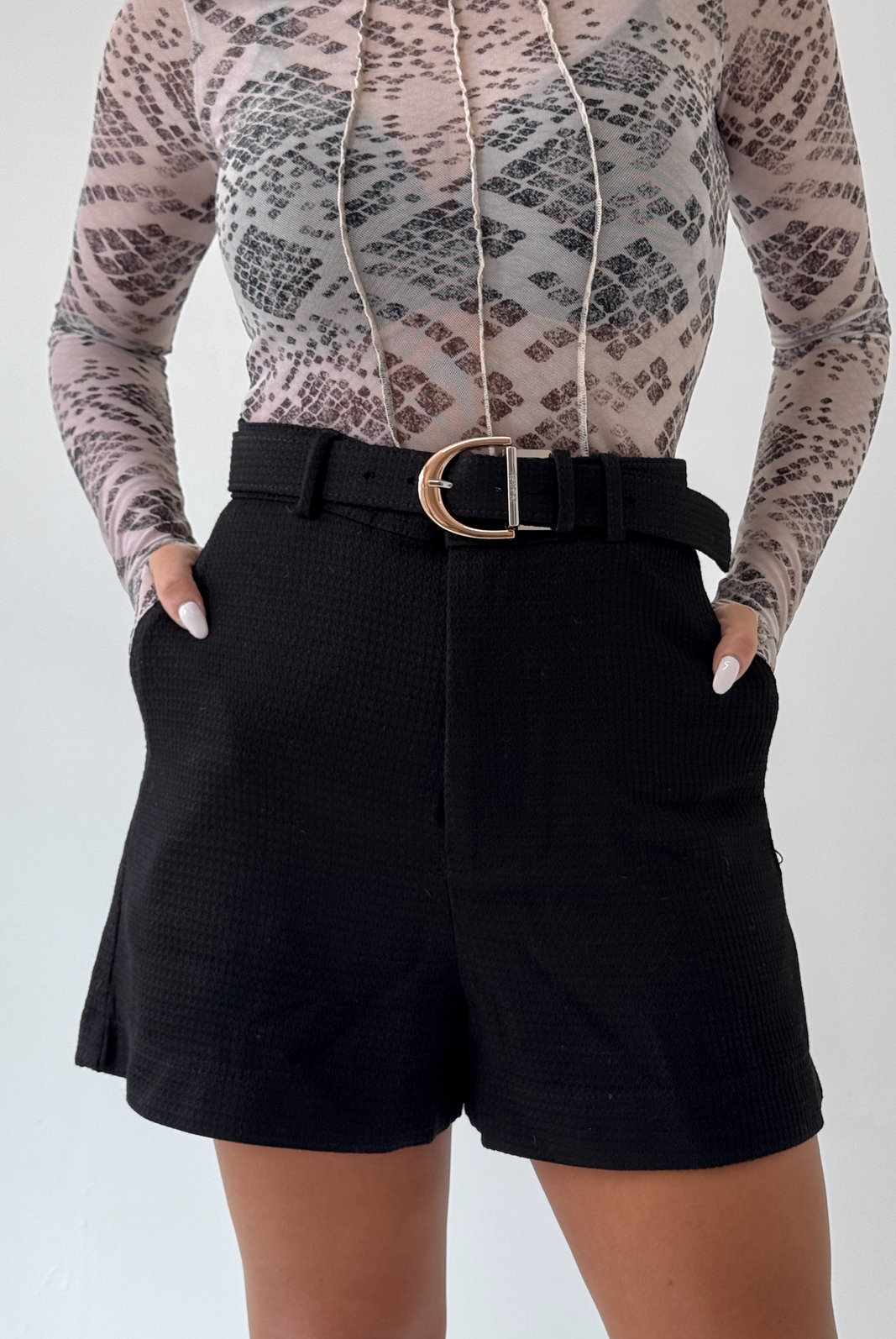 SHORT ALFAIATARIA ISABELA LANÇA PERFUME