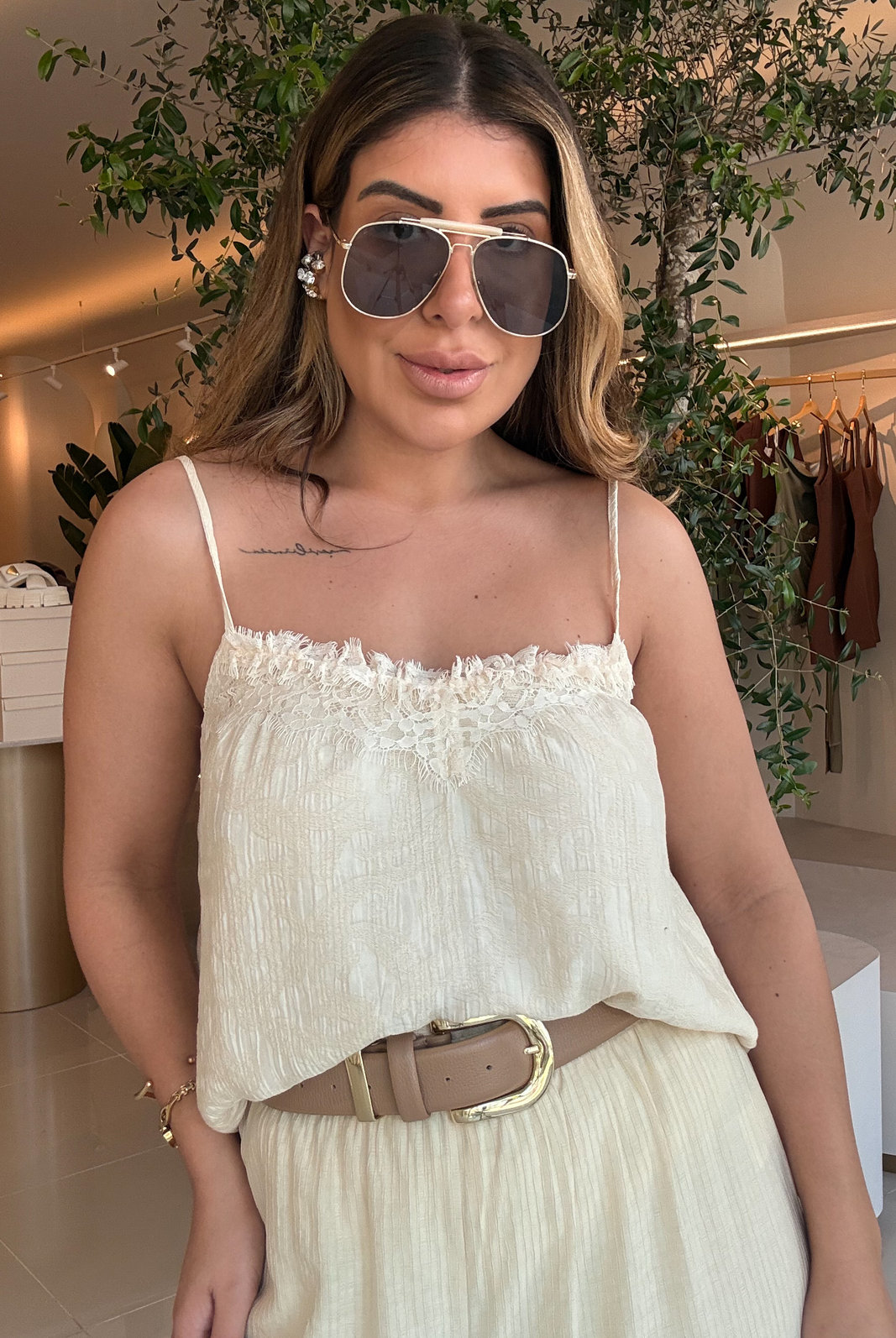 BLUSA COM BABADOS DE RENDA ISABELA BLUSA COM BABADOS DE RENDA ISABELA