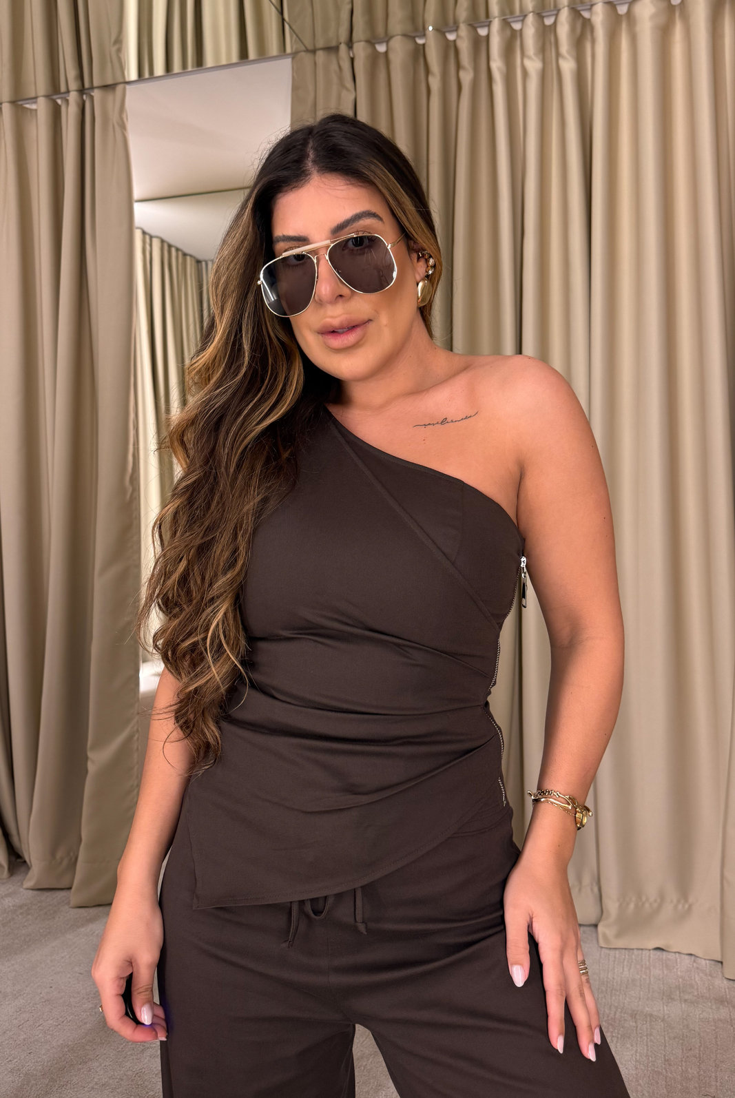 BLUSA OMBRO UNICO COM PREGAS JULIA BLUSA OMBRO UNICO COM PREGAS JULIA