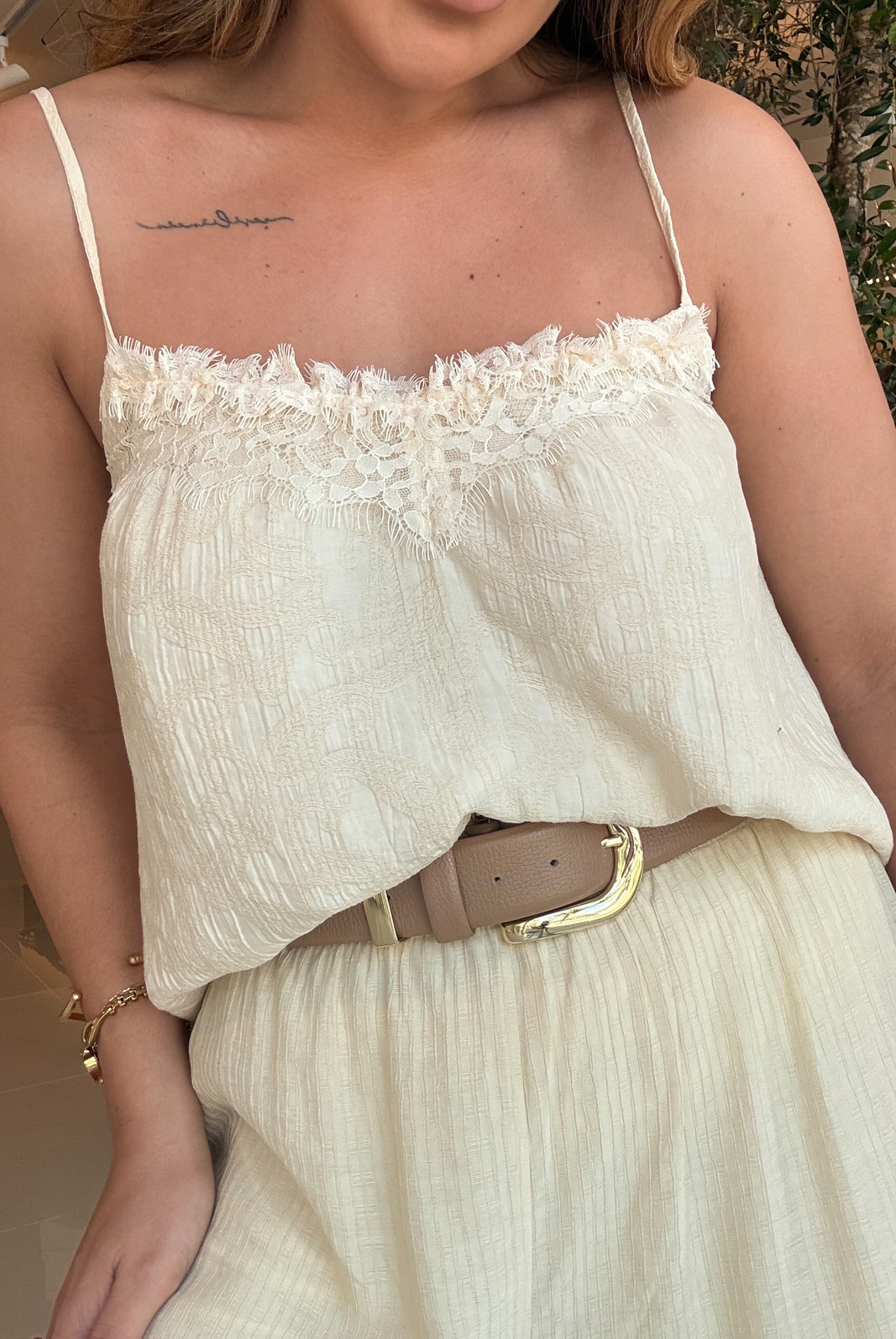 BLUSA COM BABADOS DE RENDA ISABELA BLUSA COM BABADOS DE RENDA ISABELA