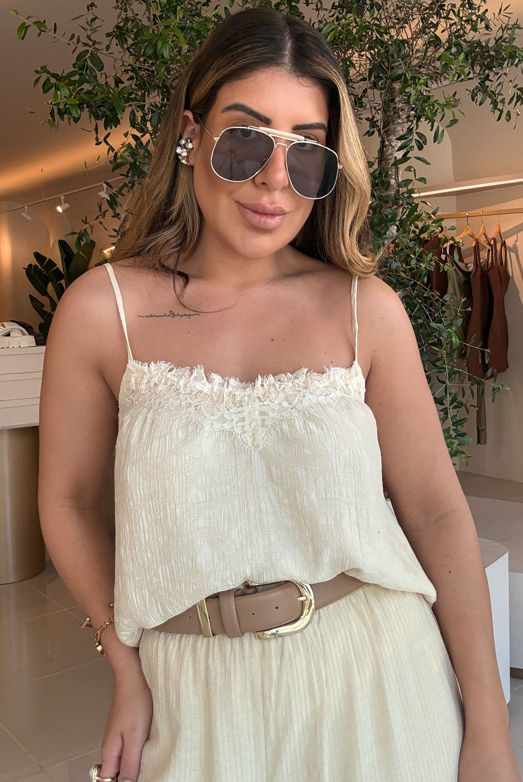 BLUSA COM BABADOS DE RENDA ISABELA BLUSA COM BABADOS DE RENDA ISABELA