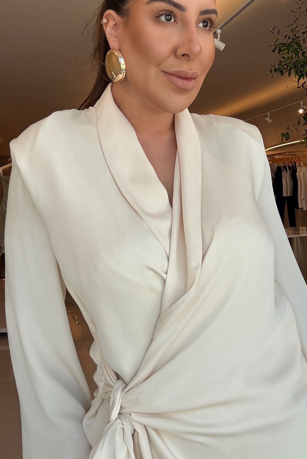 BLAZER DE CETIM COM AMARRAÇÃO VANESSA BLAZER DE CETIM COM AMARRAÇÃO VANESSA