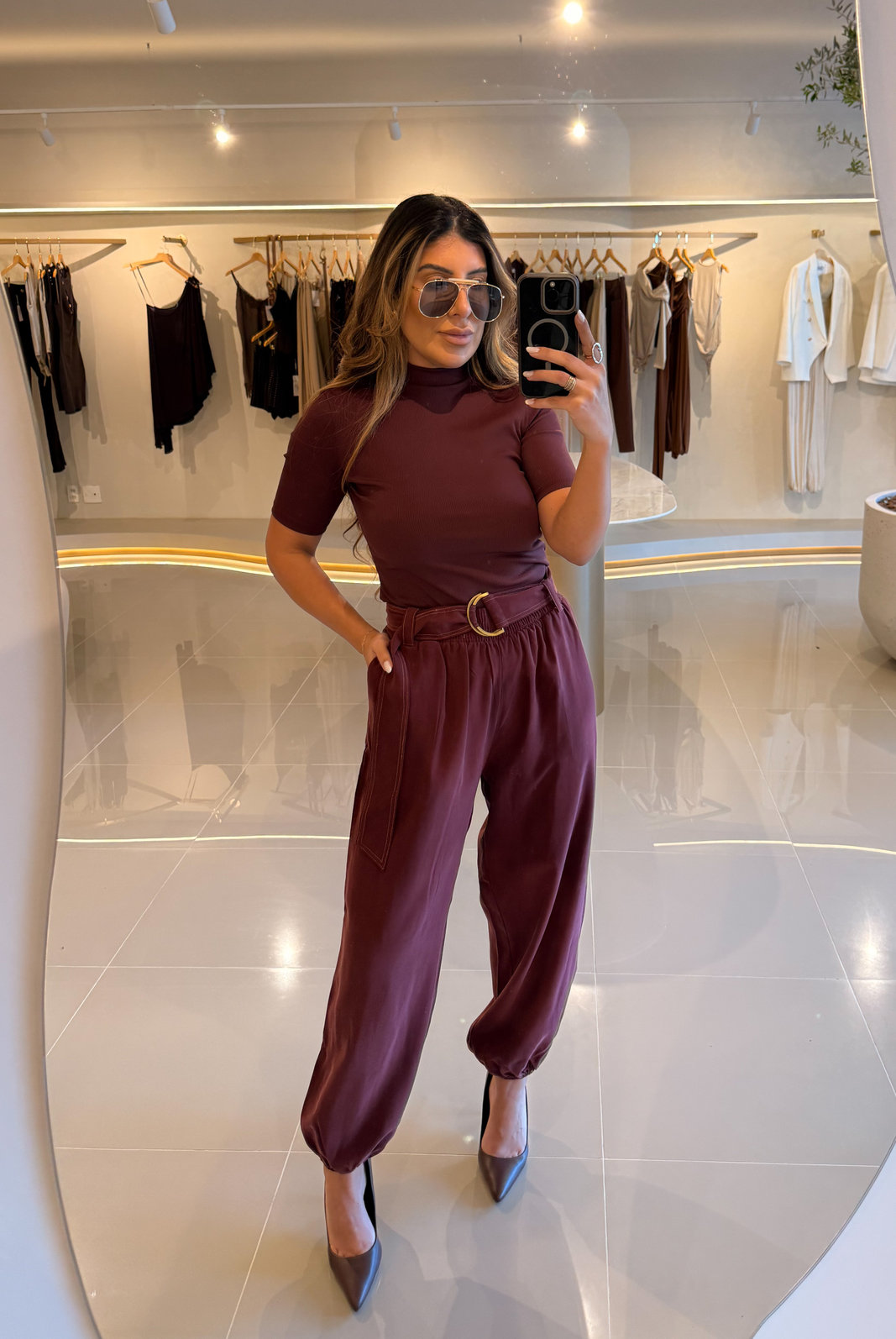 CALÇA JOGGING COM FAIXA ALANA LANÇA PERFUME CALÇA JOGGING COM FAIXA ALANA LANÇA PERFUME