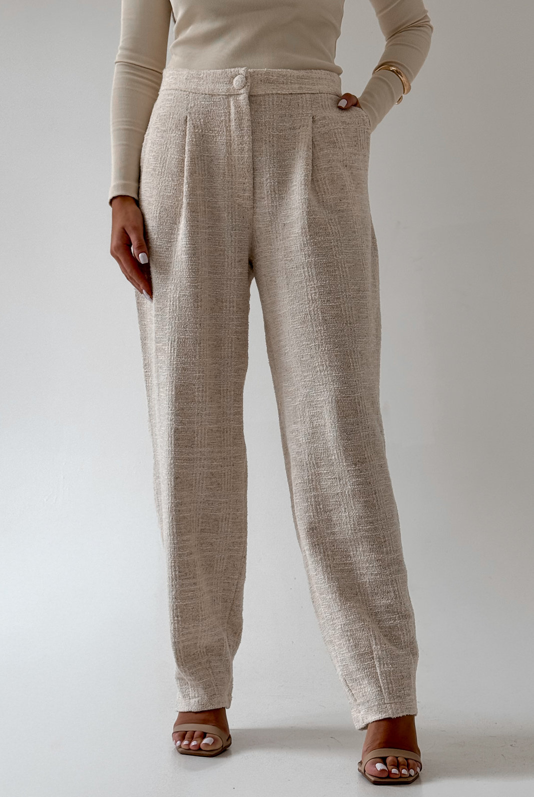 CALÇA BALLOON EM TWEED MALENA LANÇA PERFUME CALÇA BALLOON EM TWEED MALENA LANÇA PERFUME