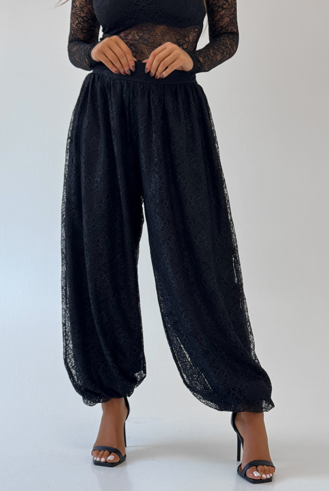 CALÇA BALLON EM RENDA KENDRA MYFT CALÇA BALLON EM RENDA KENDRA MYFT