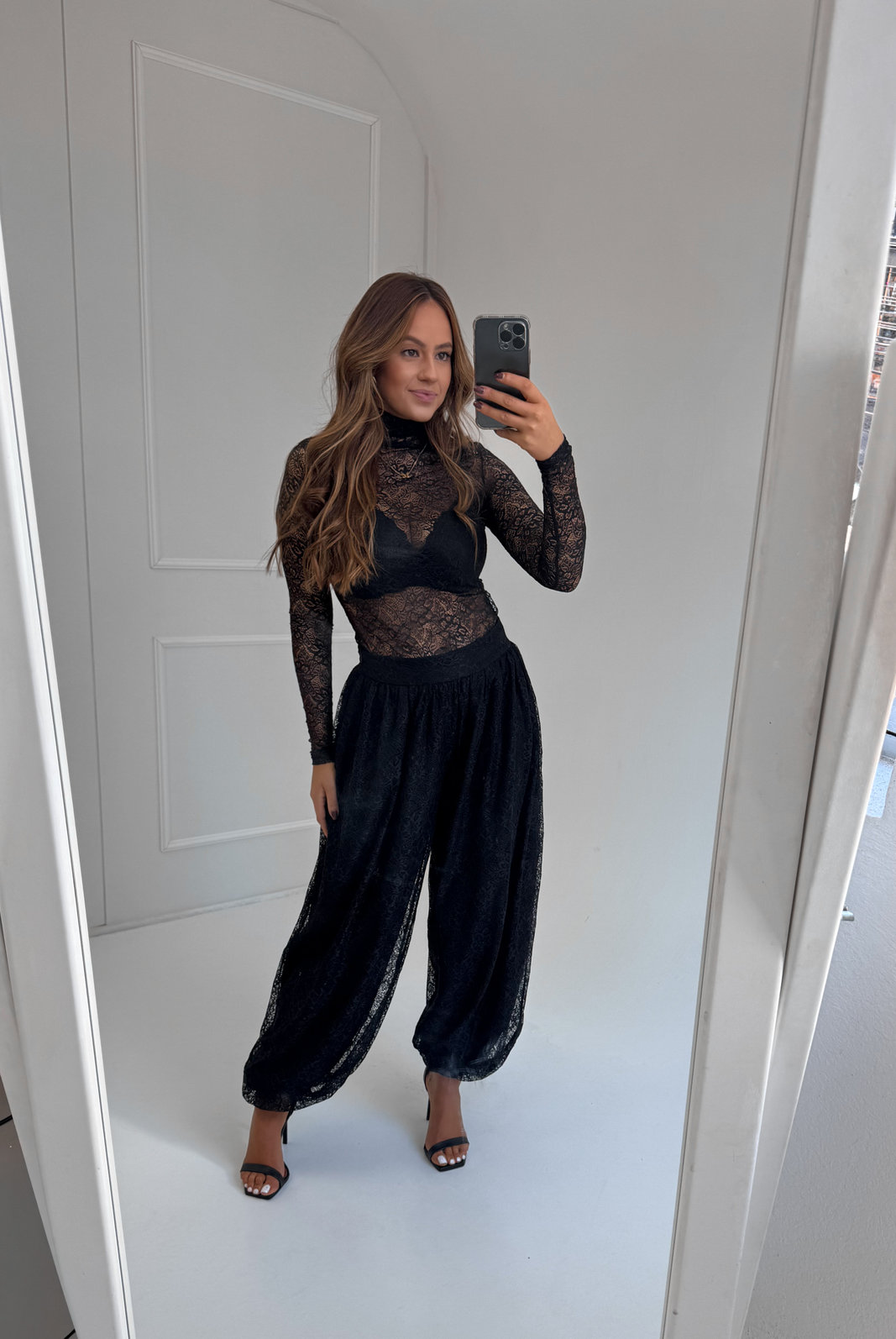 CALÇA BALLON EM RENDA KENDRA MYFT CALÇA BALLON EM RENDA KENDRA MYFT