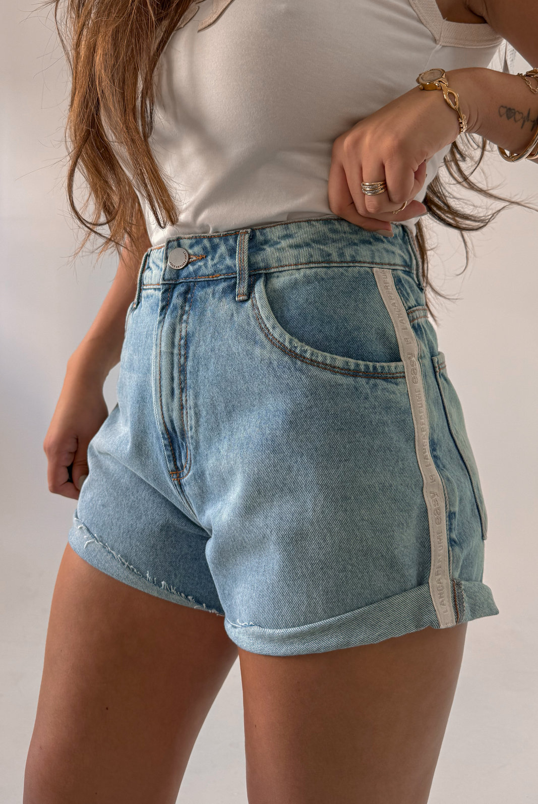 SHORT JEANS TAINÁ LANÇA PERFUME SHORT JEANS TAINÁ LANÇA PERFUME