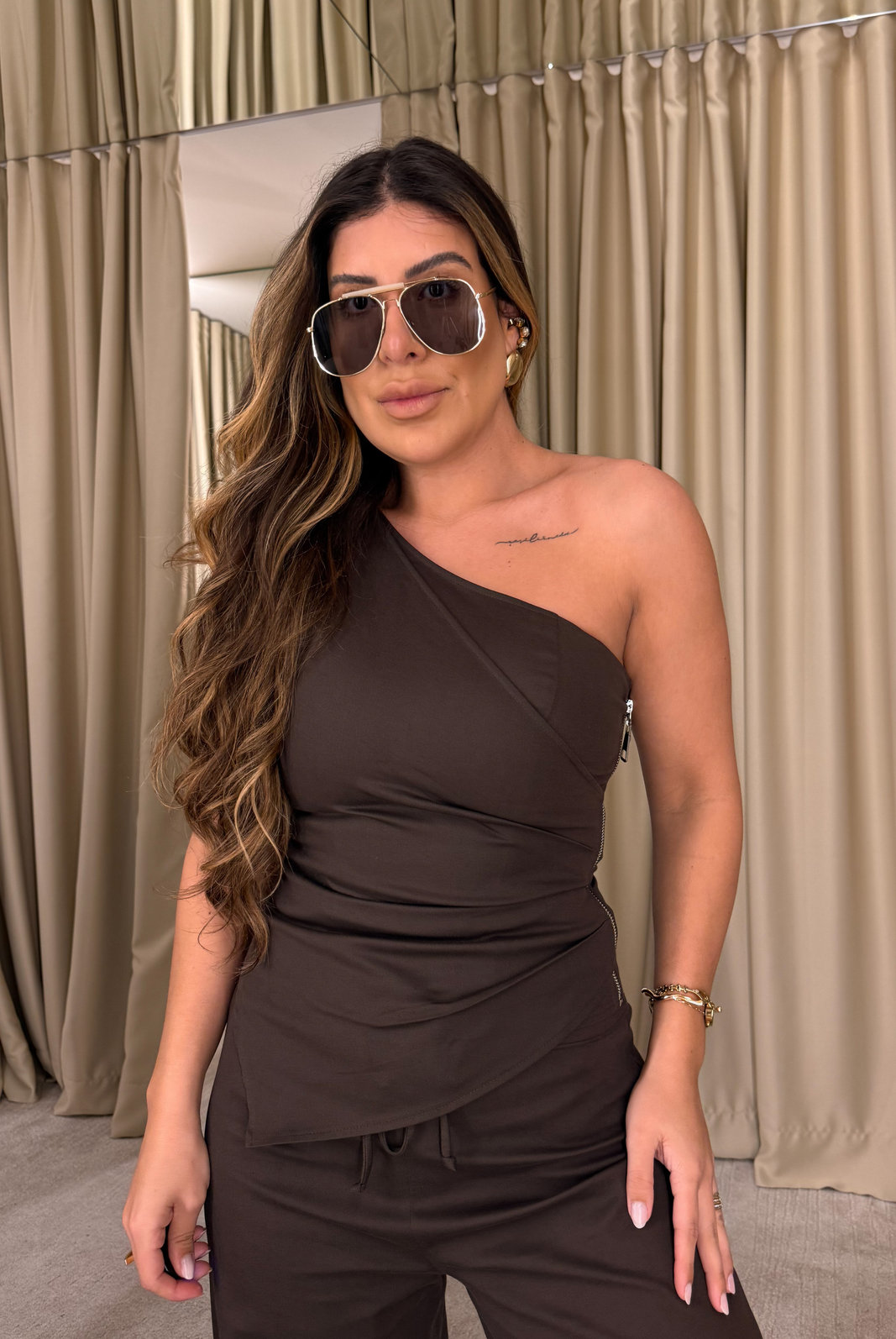 BLUSA OMBRO UNICO COM PREGAS JULIA BLUSA OMBRO UNICO COM PREGAS JULIA