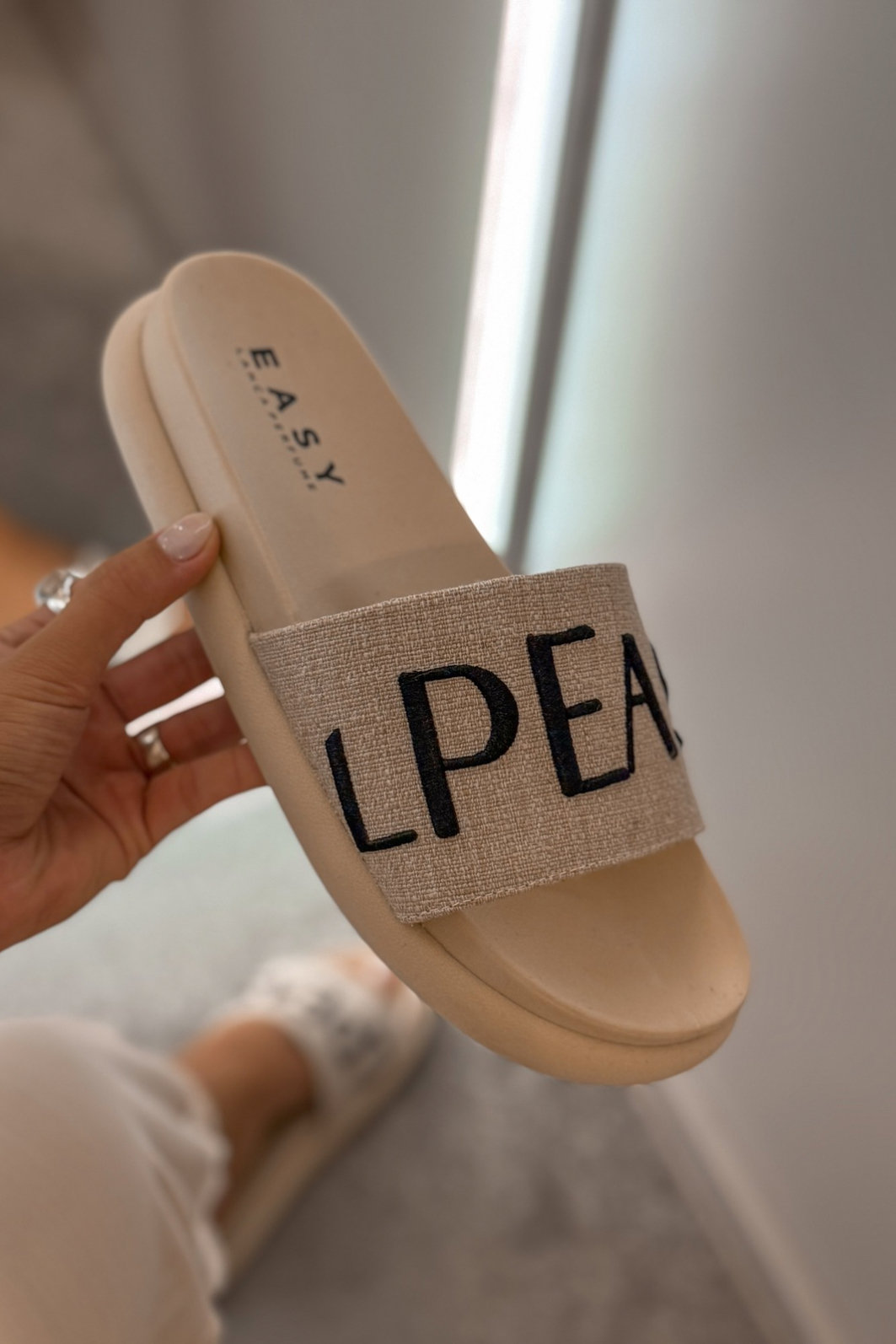 SLIDE COM BORDADO PENELOPE LANÇA PERFUME