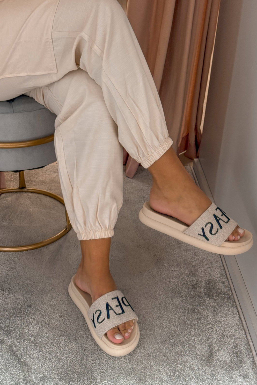 SLIDE COM BORDADO PENELOPE LANÇA PERFUME