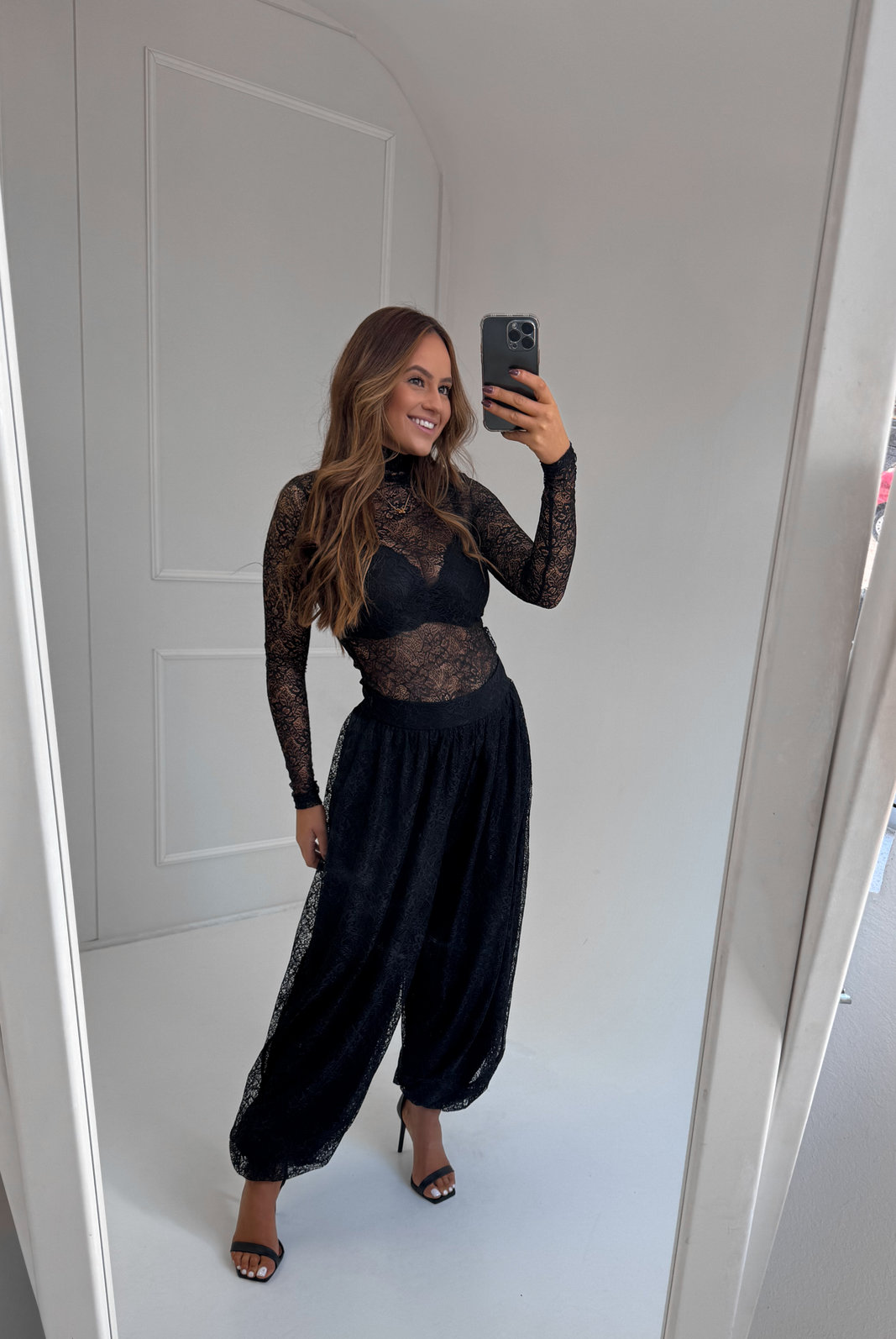 CALÇA BALLON EM RENDA KENDRA MYFT CALÇA BALLON EM RENDA KENDRA MYFT