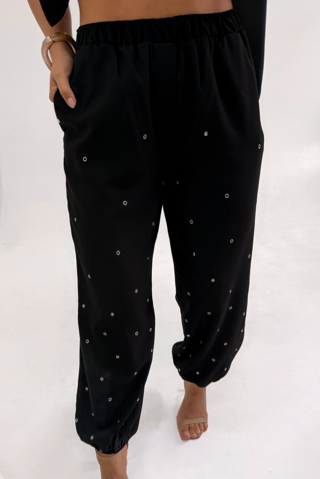 CALÇA JOGGER COM APLICAÇÕES ZAIA MY CALÇA JOGGER COM APLICAÇÕES ZAIA MY